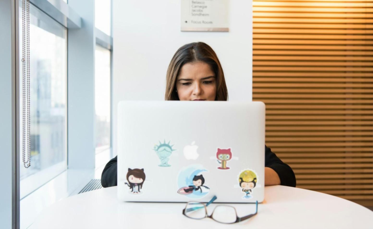 Environnement de formation moderne en tests logiciels avec équipements professionnels